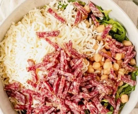 La Scala Chopped Salad mit frischen Zutaten und Dressing.