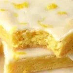 Frische und saftige Lemon Brownies auf einem Teller