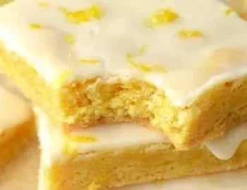 Frische und saftige Lemon Brownies auf einem Teller