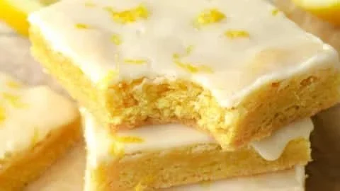 Frische und saftige Lemon Brownies auf einem Teller