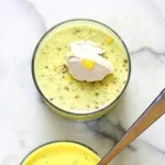Zitronen-Curd-Chia-Pudding in einer Schale mit frischen Früchten dekoriert.