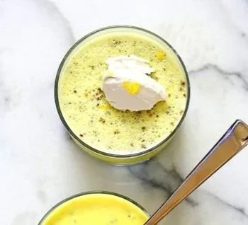Zitronen-Curd-Chia-Pudding in einer Schale mit frischen Früchten dekoriert.