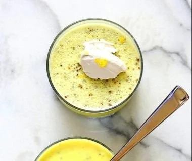 Zitronen-Curd-Chia-Pudding in einer Schale mit frischen Früchten dekoriert.
