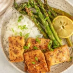 Lemon Pepper Tofu mit frischen Spargelstangen auf einem Teller