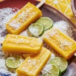 Selbstgemachtes Mango-Limetten-Eis am Stiel in einer bunten Eistruhe