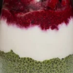 Matcha Chia Pudding mit Joghurt und Himbeer-Chia-Marmelade