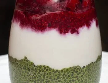 Matcha Chia Pudding mit Joghurt und Himbeer-Chia-Marmelade