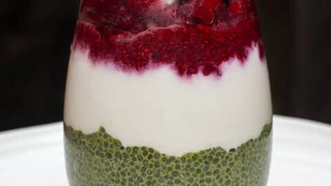 Matcha Chia Pudding mit Joghurt und Himbeer-Chia-Marmelade