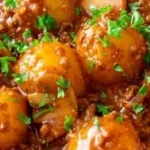 Mini Knödelpfanne mit veganem Hackfleisch, Pilzen und Zwiebeln auf einem Tisch serviert