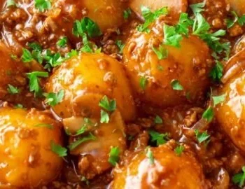 Mini Knödelpfanne mit veganem Hackfleisch, Pilzen und Zwiebeln auf einem Tisch serviert