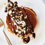 Leichte Mini Mandel Pfannkuchen auf einem Teller serviert