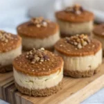Mini Vegan Biscoff Cheesecakes auf einem Teller