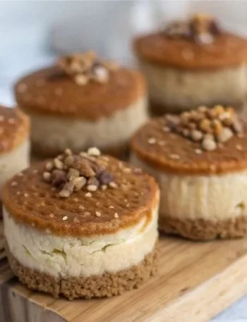 Mini Vegan Biscoff Cheesecakes auf einem Teller