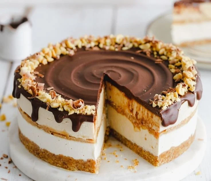 No-Bake Veganer Schokoladen-Erdnussbutter-Cheesecake in einer Dessert-Schale