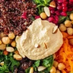 Orientalischer Quinoa-Salat schnell zubereitet mit frischen Zutaten.