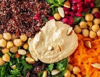 Schmackhafter orientalischer Quinoa-Salat schnell zubereitet