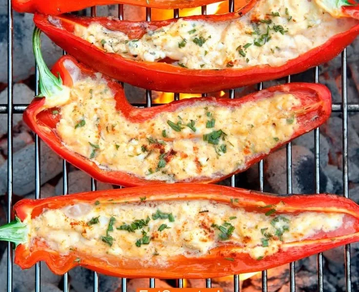Paprikaschoten gefüllt mit einer Mischung aus Hirse und Hüttenkäse