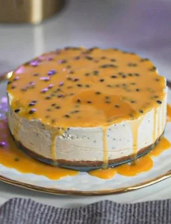 Vegane Passion Fruit Cashew Cheesecake mit fruchtigem Topping