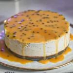 Ein köstlicher Passion Fruit Cashew Cheesecake auf einem weißen Teller