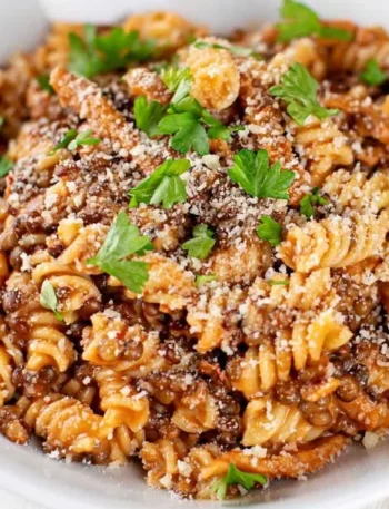 Eine köstliche Schüssel Pasta e Lenticchie mit Linsen und Pasta.