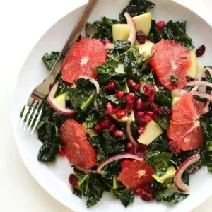 Frischer Peach Panzanella Salad mit saftigen Pfirsichen und knusprigem Brot.