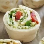 Schnelle Pizza Pesto Schnecken auf einem Teller, dekoriert mit frischem Basilikum