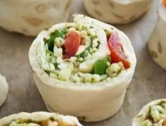 Schnelle Pizza Pesto Schnecken auf einem Teller, dekoriert mit frischem Basilikum