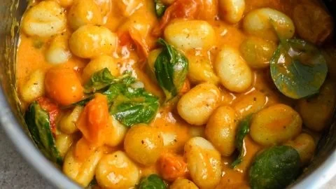 Schnelle 1-Pot Gnocchi in einer Schüssel, vegan und bereit in 7 Minuten