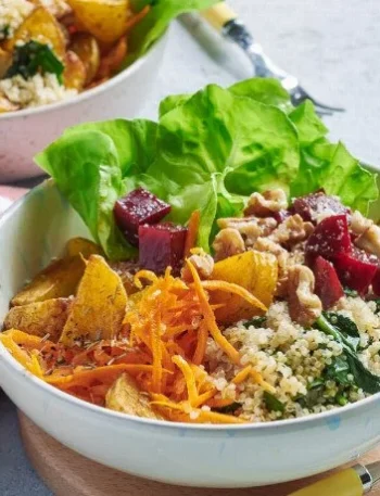 Quinoa-Bowl mit Kartoffelwürfeln aus der Heißluftfritteuse und Dressing