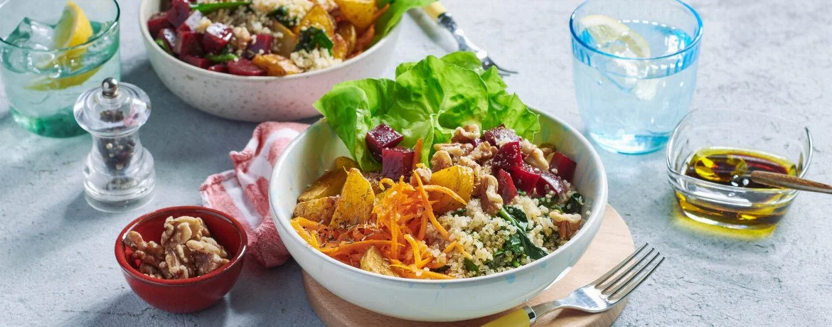 Quinoa-Bowl mit Kartoffelwürfeln aus der Heißluftfritteuse und Dressing