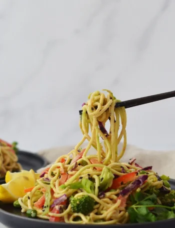 Buntes Roh-Pad Thai aus frischen Zutaten auf einem Teller.