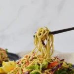 Buntes Rainbow Raw Pad Thai, gesund und geschmackvoll mit frischem Gemüse.