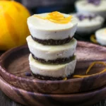 RAW Orange Creamsicle Cheesecake Cups in einer dekorativen Präsentation