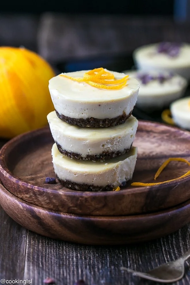 RAW Orange Creamsicle Cheesecake Cups in einer dekorativen Präsentation