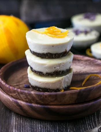 Vegane und glutenfreie Orange Creamsicle Cheesecake Cups in einer Schüssel