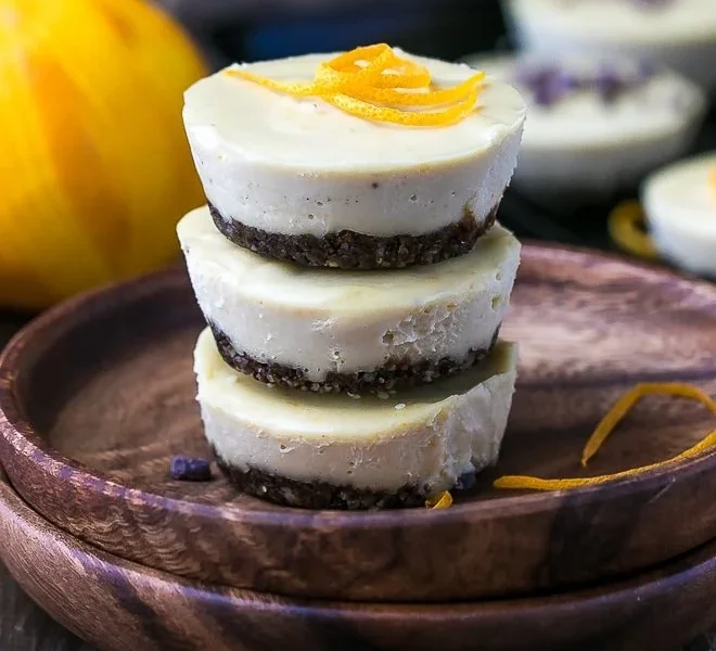 Vegane und glutenfreie Orange Creamsicle Cheesecake Cups in einer Schüssel