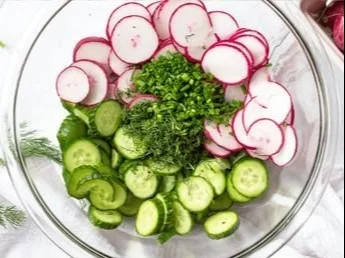 Cucumber Radish Salad - erfrischender Salat mit Gurken und Rettichen