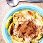 Schüssel Reisbrei mit gebratenen Äpfeln als köstliches Rezept