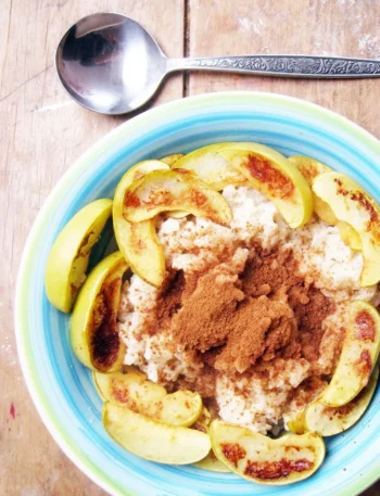 Schüssel Reisbrei mit gebratenen Äpfeln als köstliches Rezept