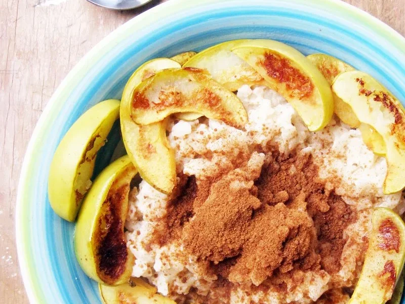 Schüssel Reisbrei mit gebratenen Äpfeln als köstliches Rezept