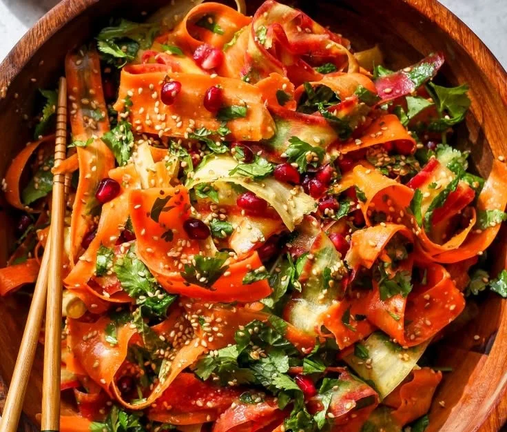 Rohkostmöhrensalat mit Zitrus-Miso-Ingwer-Dressing auf einem Teller