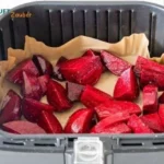 Rote Beete Gemüsescheiben aus dem Airfryer, frisch zubereitet und serviert