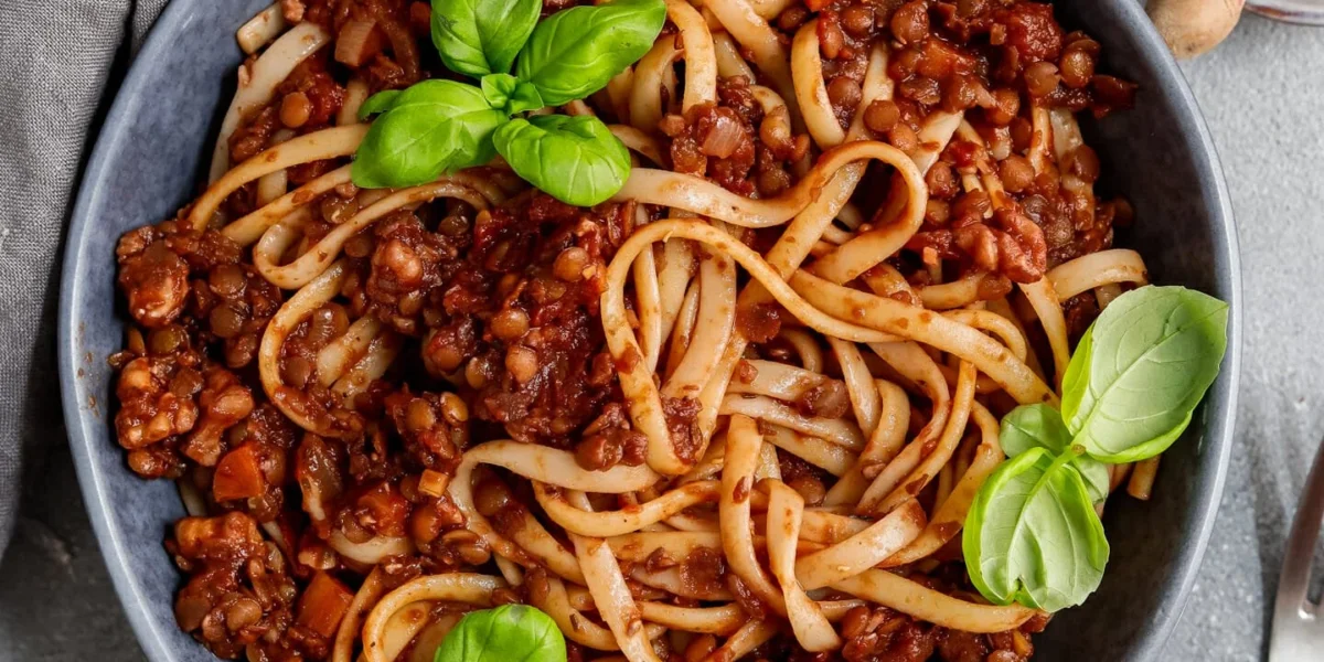 Vegane Rote Linsen Bolognese auf einem Teller serviert