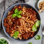 Vegane Rote Linsen Bolognese auf einem Teller serviert
