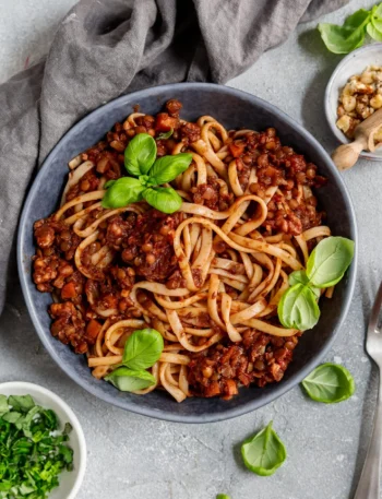 Vegane Rote Linsen Bolognese auf einem Teller serviert