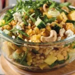 Schüssel mit frisch zubereitetem Roter Linsensalat