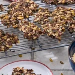Gesunde Samen-Cracker mit Hummus als Snack