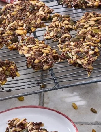 Gesunde Samen-Cracker mit Hummus als Snack