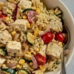 Scharfer koreanischer Gurkensalat mit frischen Gurken und Gewürzen