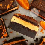 Leckere Schokoladen-Orange-Brownies auf einem Teller serviert.